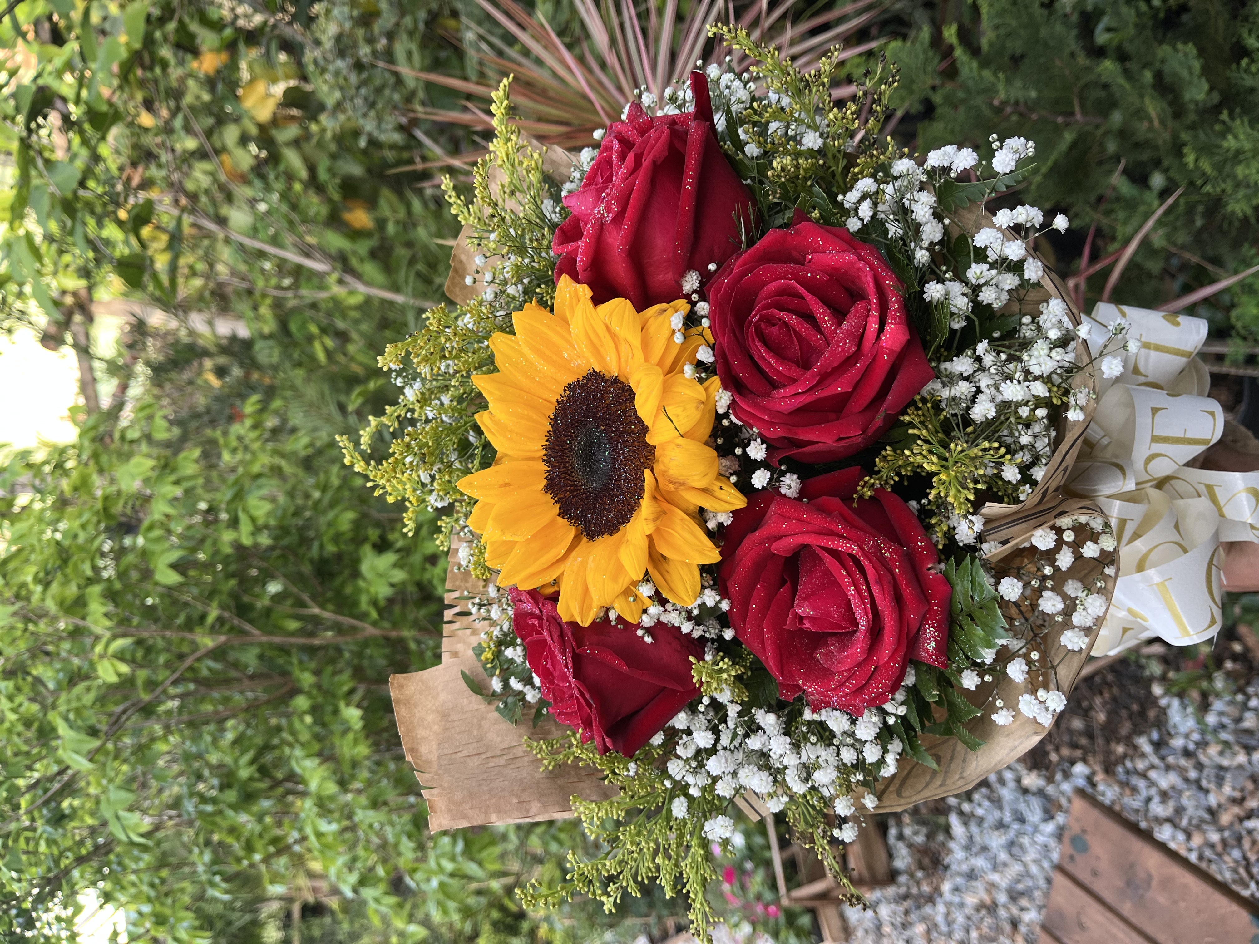 Buquê de girassol + rosas vermelhas 