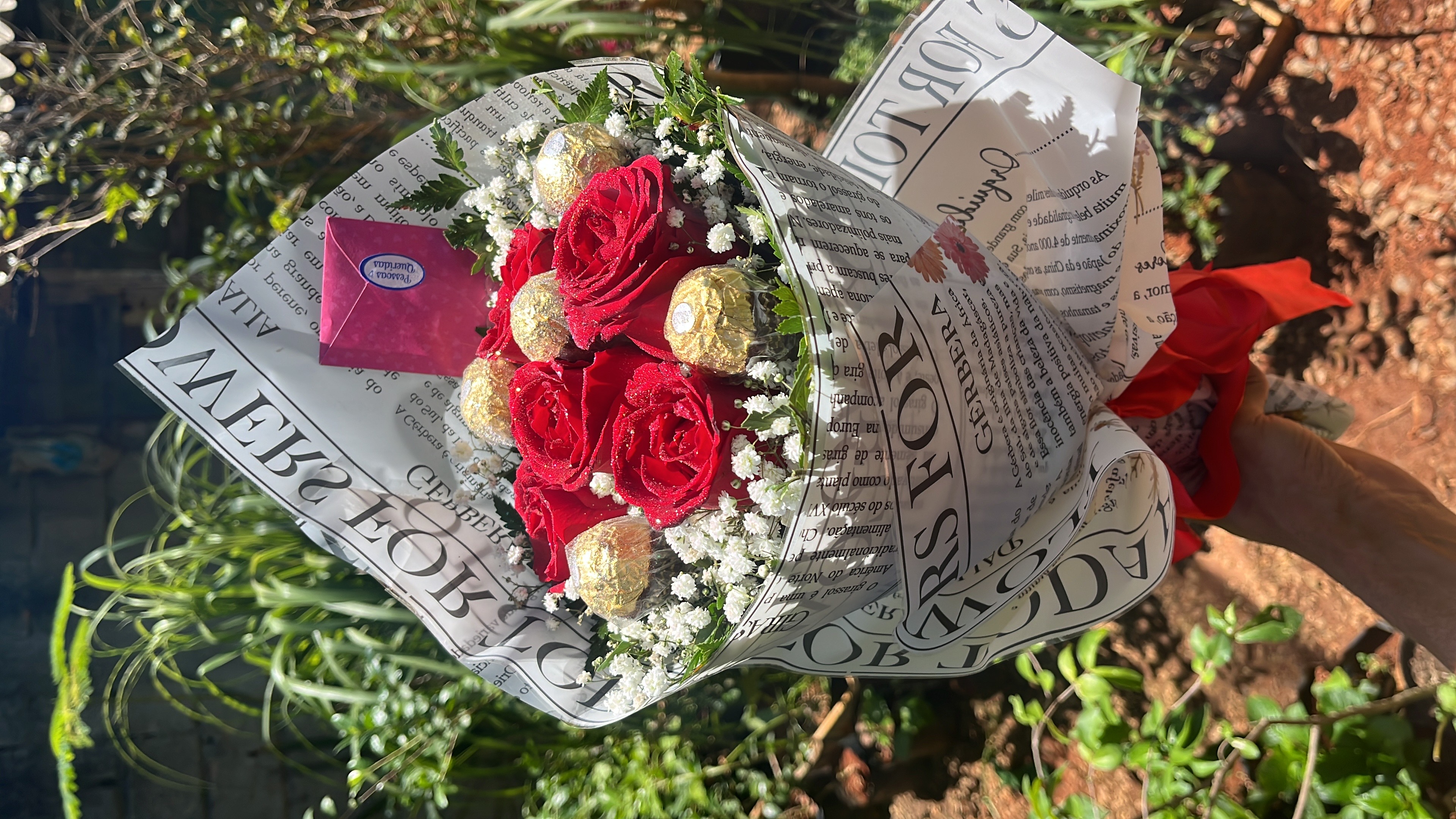 Buquê de rosa vermelha + ferreiro 