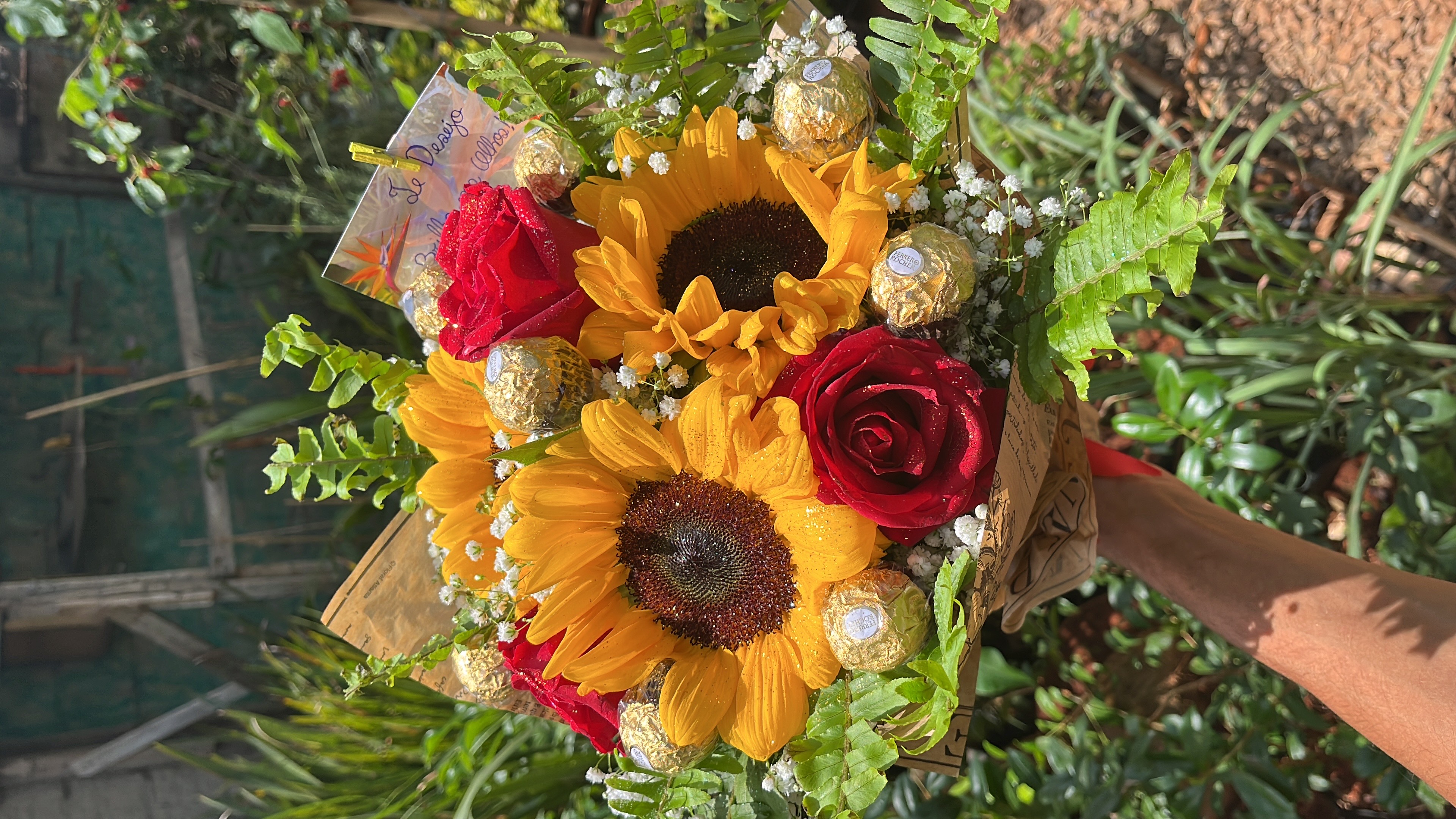 Buquê de girassol + rosas vermelhas + ferreiro 
